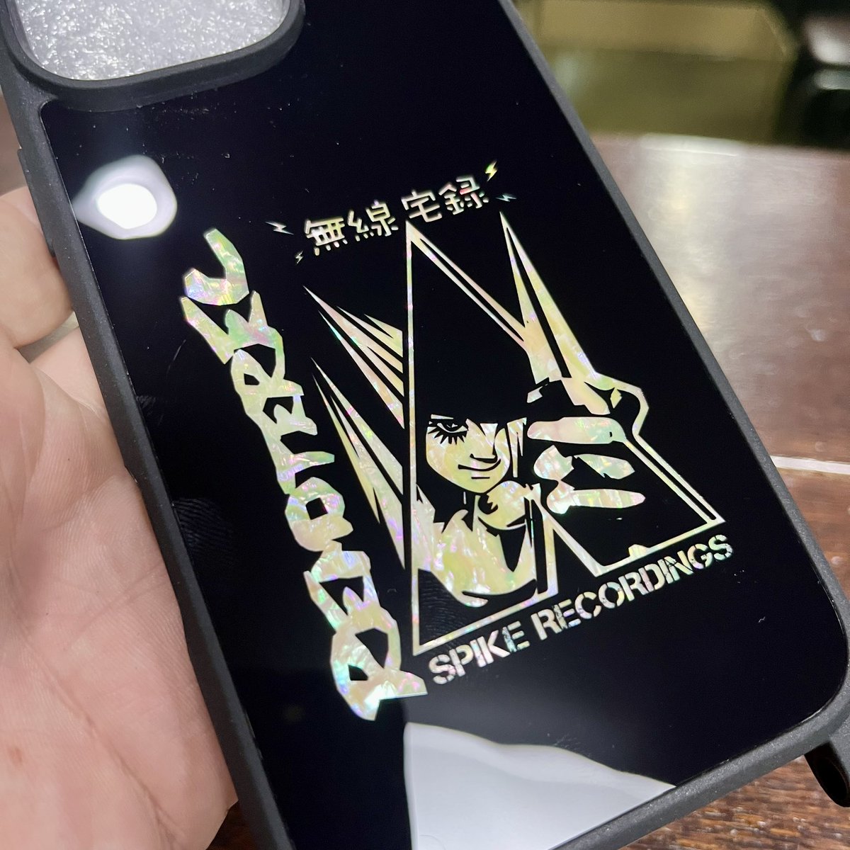 MODERNPIRATES14's tweet photo. HISASHI ( GLAY )さんコラボレーションアイテムの螺鈿iPhoneケースです。こちらはiPhone16Pro maxになります。
@HISASHI_ 

こちらはケース本体にショルダーストラップを取り付けられるホールがついたタイプになります。

＊3タイプございます
https://t.co/SI7sITrPFA

#モダンパイレーツ https://t.co/S0qiabFWmc