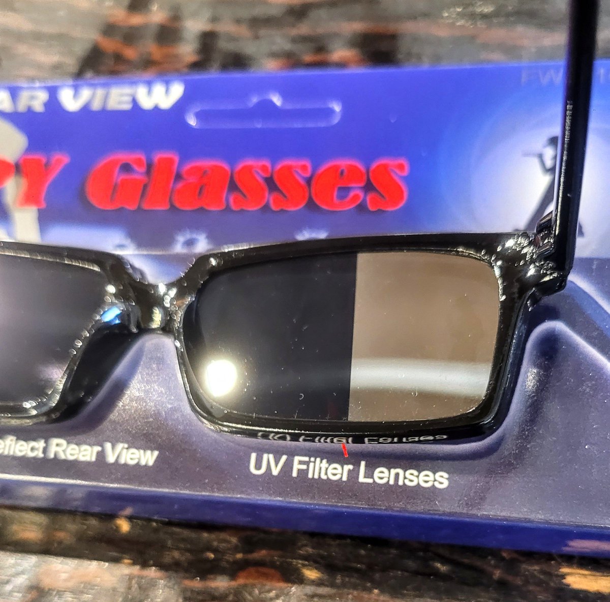 近頃、尾行が気になるあなたにオススメ。久々に発見しました。スパイサングラス。レンズの半分がミラーになってるので、誰にも気づかれずに背後をチェックできます。ビーチに持って行けば水着美女やイケメンマッチョを素知らぬ顔でガン見できます。ただ１つ難点なのは、地味にダサ目立ちしてしまう所。