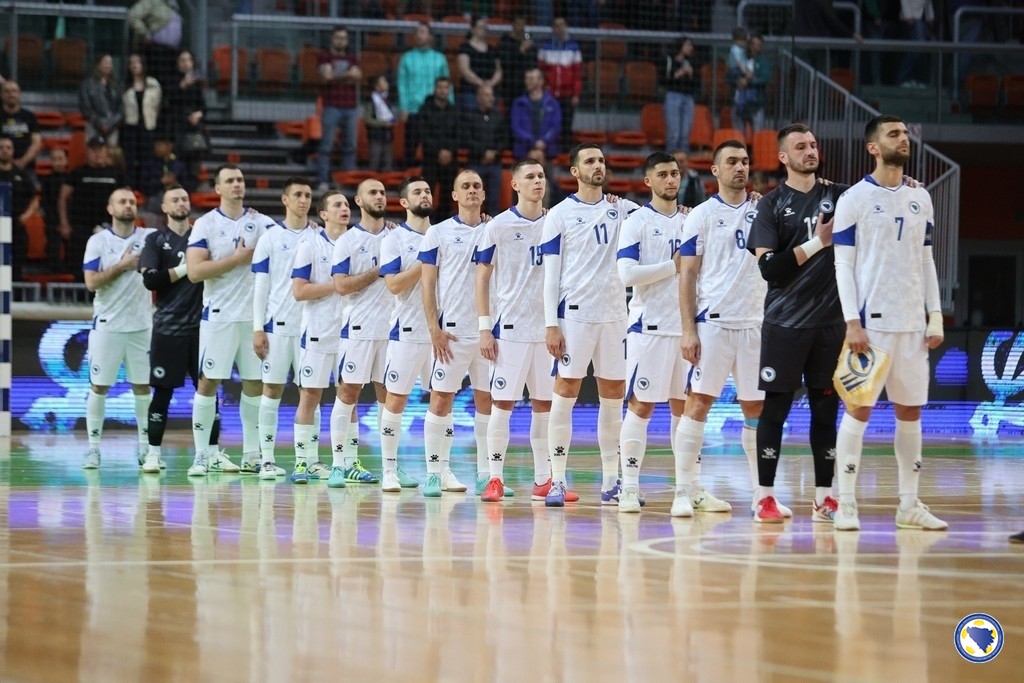 Futsal reprezentacija #BiH igraće protiv Belgije u baražu za odlazak na Evropsko prvenstvo 2026, koje će se od 20.1. do 7. 2. 2026. godine održati u Latviji, Litvaniji i Sloveniji.

Utakmice će se igrati između 15. i 24. septembra 2025, a naš tim će prvi meč igrati u gostima.