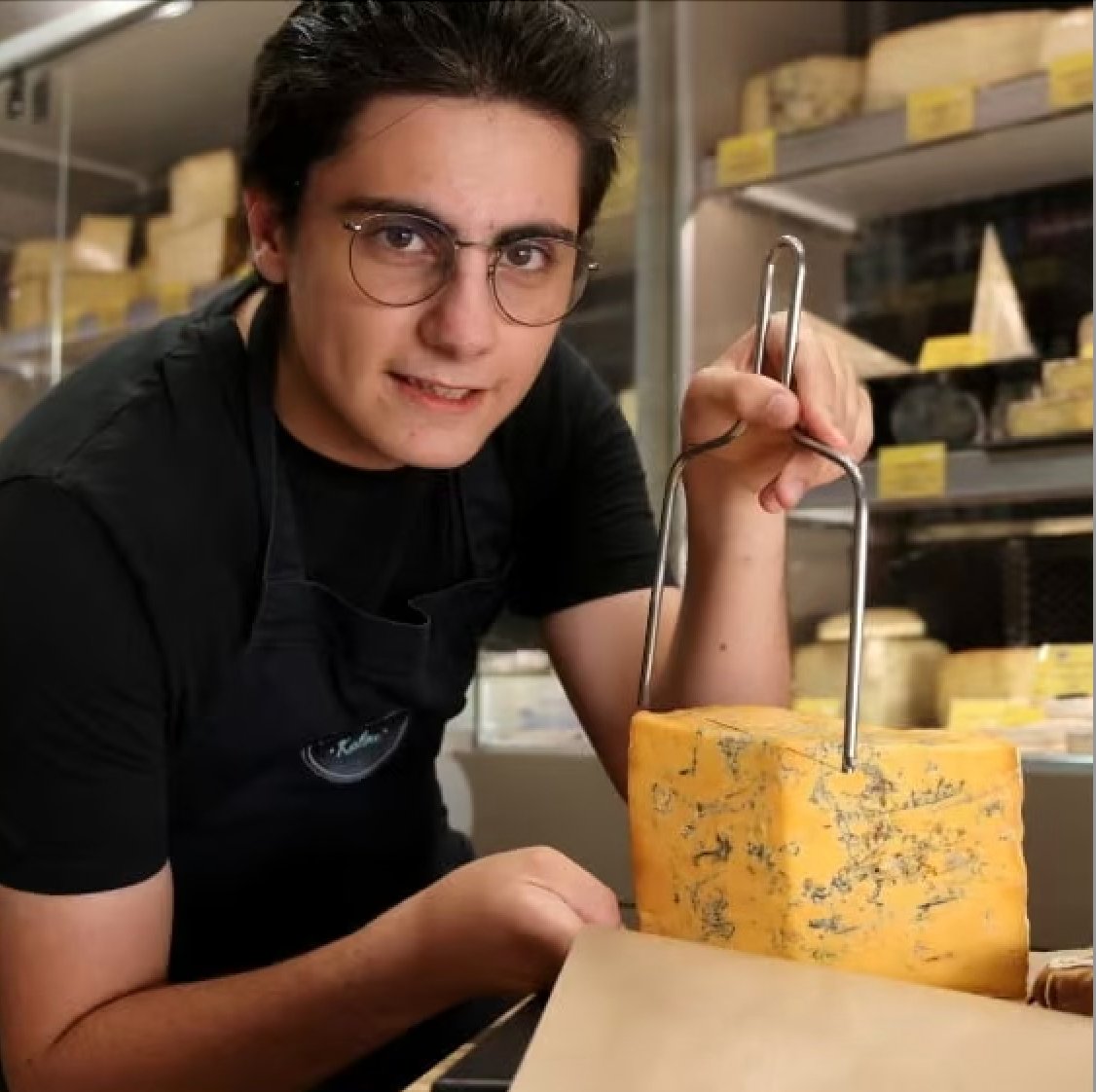 🇫🇷 "Une revanche sur la vie". Mattys, un marseillais de 18 ans, atteint de dyslexie sévère, a été sacré meilleur apprenti de France dans la catégorie crémier-fromager. Il devient le premier travailleur en situation de handicap à décrocher ce titre convoité dans la