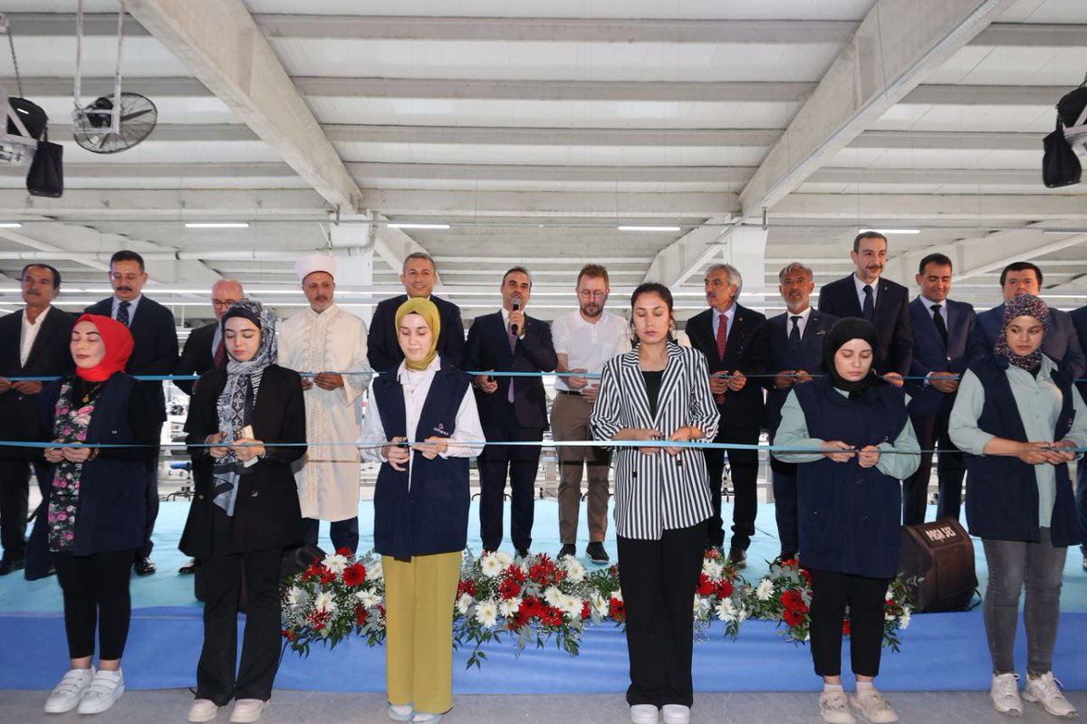 TCSanayi's tweet photo. Bakanımız Sayın @mfatihkacir, Kilis'te Toplu Açılış ve İmza Töreni'nde, iş fikirlerini hayata geçirmek isteyen girişimcilere müjde verdi: 

✅ Türkiye Sosyal Kapsayıcı Yeşil Geçiş Projesi (SOGREEN) kapsamında; 15 Kalkınma Ajansımız yaklaşık 600 milyon TL tutarındaki teklif çağrılarını ilan ediyor. 

✅ Hızlandırıcı Hibe Desteği Programları ile yeşil dönüşüme öncülük edecek ve yeni istihdam oluşturacak iş fikirleri ve yatırımlar hayata geçirilecek. Bu kapsamda, proje başına 2 milyon liraya kadar destek vereceğiz. 

@KalkinmaAjansGM