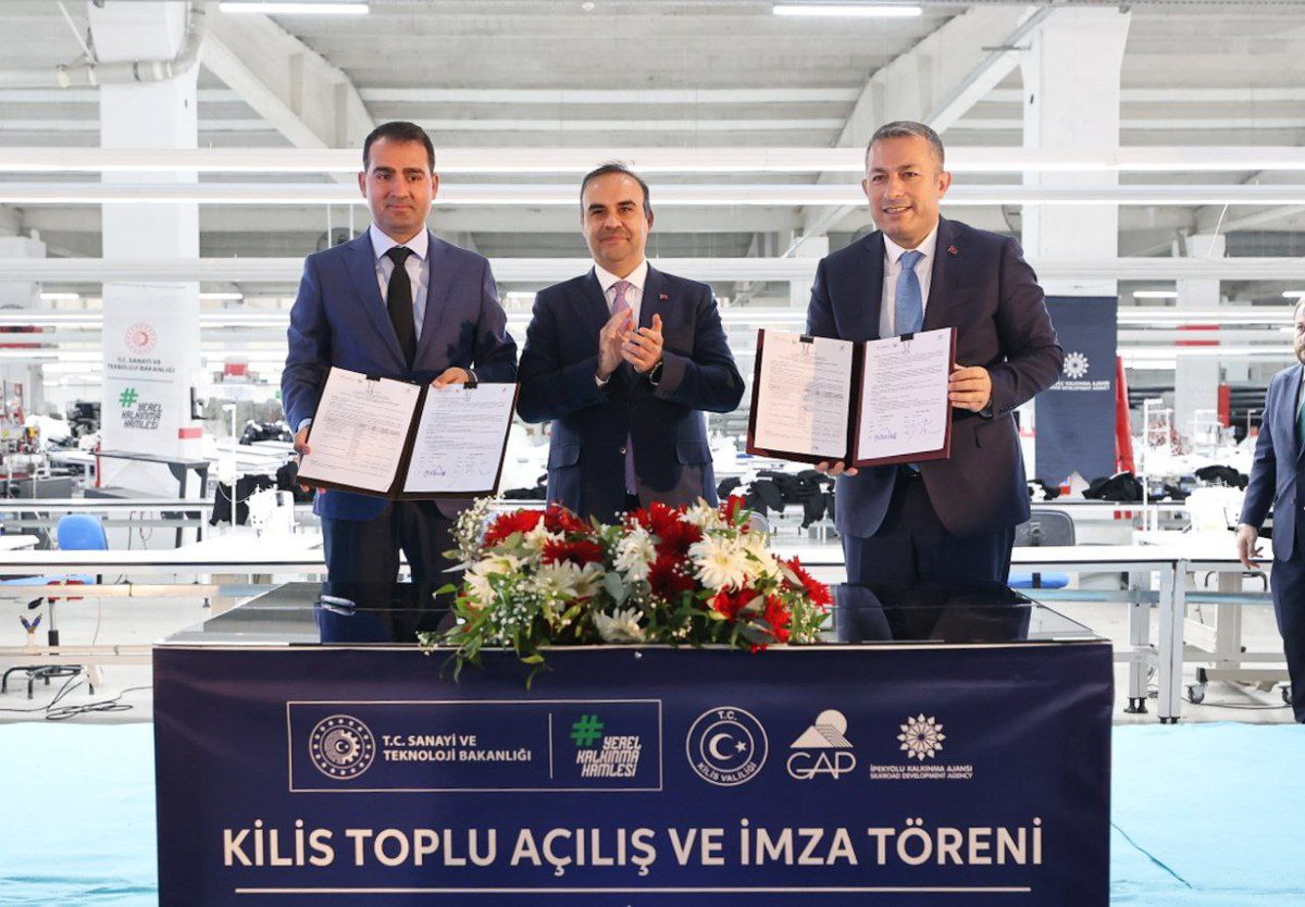 TCSanayi's tweet photo. Bakanımız Sayın @mfatihkacir, Kilis'te Toplu Açılış ve İmza Töreni'nde, iş fikirlerini hayata geçirmek isteyen girişimcilere müjde verdi: 

✅ Türkiye Sosyal Kapsayıcı Yeşil Geçiş Projesi (SOGREEN) kapsamında; 15 Kalkınma Ajansımız yaklaşık 600 milyon TL tutarındaki teklif çağrılarını ilan ediyor. 

✅ Hızlandırıcı Hibe Desteği Programları ile yeşil dönüşüme öncülük edecek ve yeni istihdam oluşturacak iş fikirleri ve yatırımlar hayata geçirilecek. Bu kapsamda, proje başına 2 milyon liraya kadar destek vereceğiz. 

@KalkinmaAjansGM