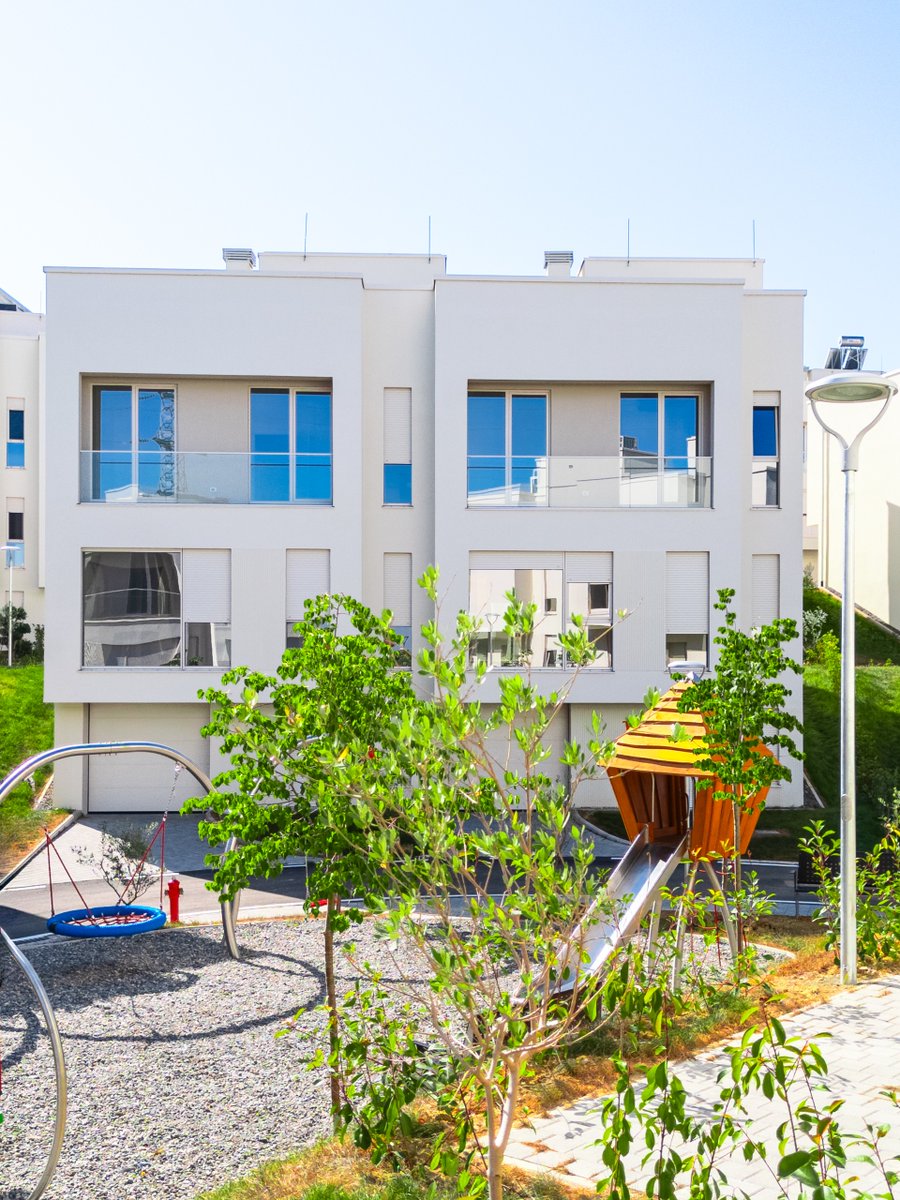 🏡 Rezidenca AbA – aty ku qetësia bëhet pjesë e përditshmërisë tënde.
Vilë moderne, gjelbërim i bollshëm, ajër i pastër dhe vetëm pak minuta larg Liqenit të Farkës.
Zgjidh më shumë se një shtëpi – zgjidh një stil jetese që të përket.

📞 Kontakto për më shumë info: 0692766660