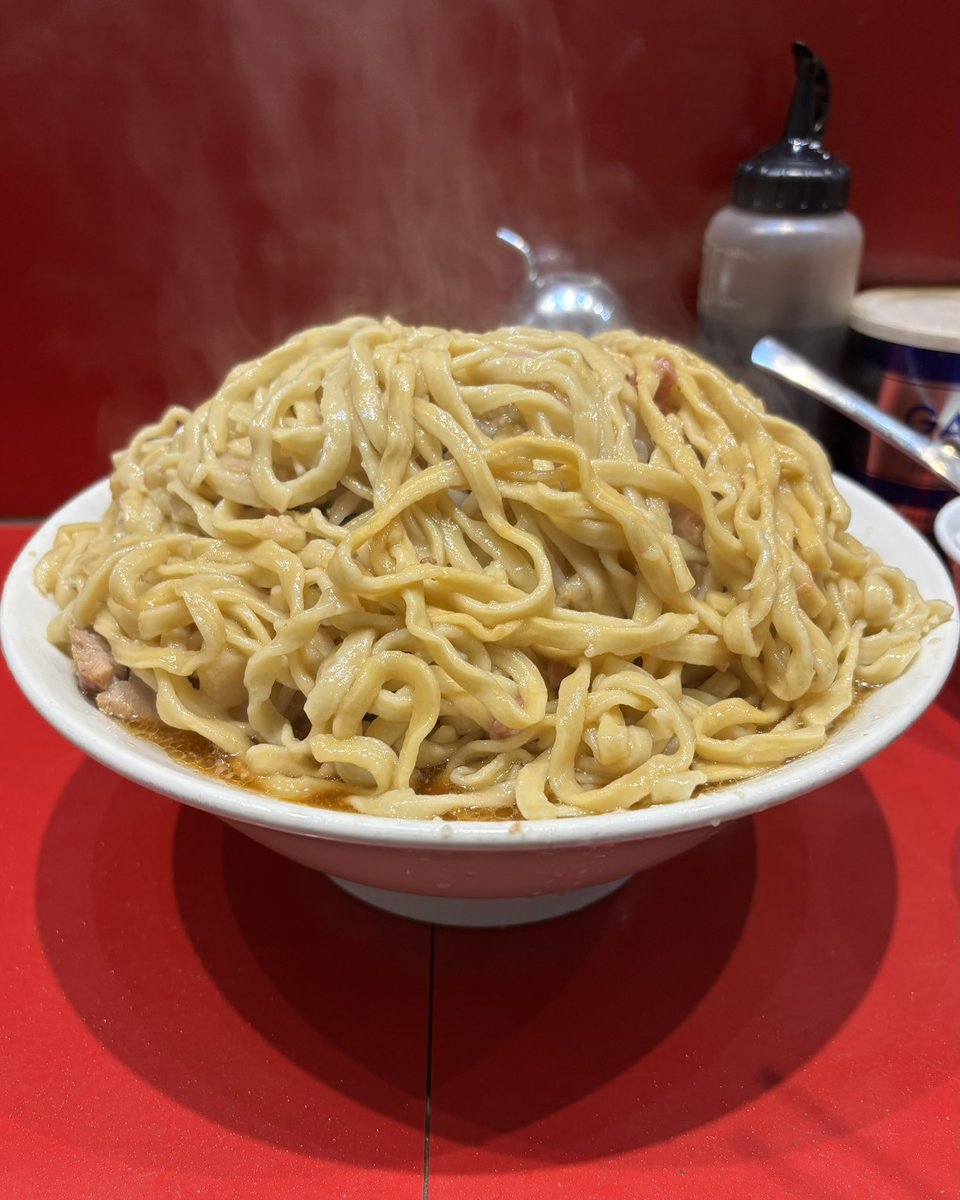 mogamax1121's tweet photo. ラーメン二郎 西台駅前店
大 NAK
青 白 生姜 ウズラ 玉子×2 海苔 炙り
周年Tシャツ狙いで早めに退社したのに途中無念の売切れ告知で自分の下手っぷりに涙したけど店主の笑顔と15周年記念の豪快な麺山が降臨して機嫌直った 溢れる麺山に溢れる二郎愛 滝汗かきつつ啜る熱々の一杯は俺の人生の逸杯 感謝！ https://t.co/JhiwWdlFjB