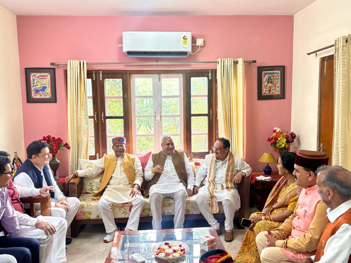 भारतीय जनता पार्टी के सम्मानीय राष्ट्रीय अध्यक्ष श्री जगत प्रकाश नड्डा जी के पूजनीय पिता जी डॉ॰ नारायण लाल नड्डा जी को उनके निवास स्थान विजयपुर(बिलासपुर) पहुँच कर  100वें जन्मदिन की शुभकामनाएं प्रेषित की तथा उनका आशीर्वाद लिया।
ईश्वर आपको उत्तम स्वास्थ्य एवं दीर्घ आयु प्रदान करे।