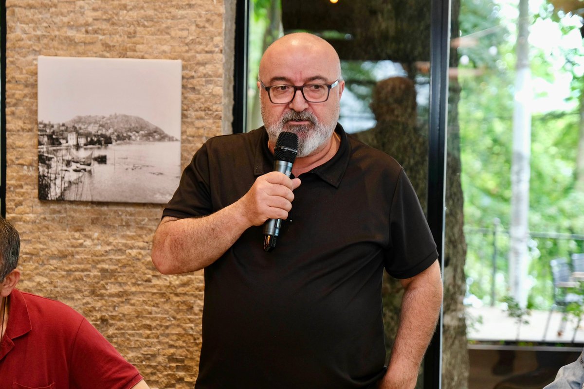 Mahallelerimizin sesi olan muhtarlarımızla bir araya gelerek talep ve önerileri dinledik. Her bir notu titizlikle ilgili birimlerimize iletiyor, gereğinin yapılması için çalışmalarımızı sürdürüyoruz. Muhtarlarımız, belediyemizin sahadaki gözü kulağıdır. Hep birlikte