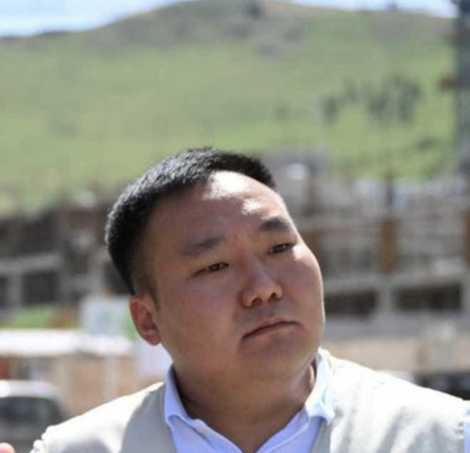 Яалт ч гүй нэг тийм малын арьс үнэртээд байгаамдаа🤪