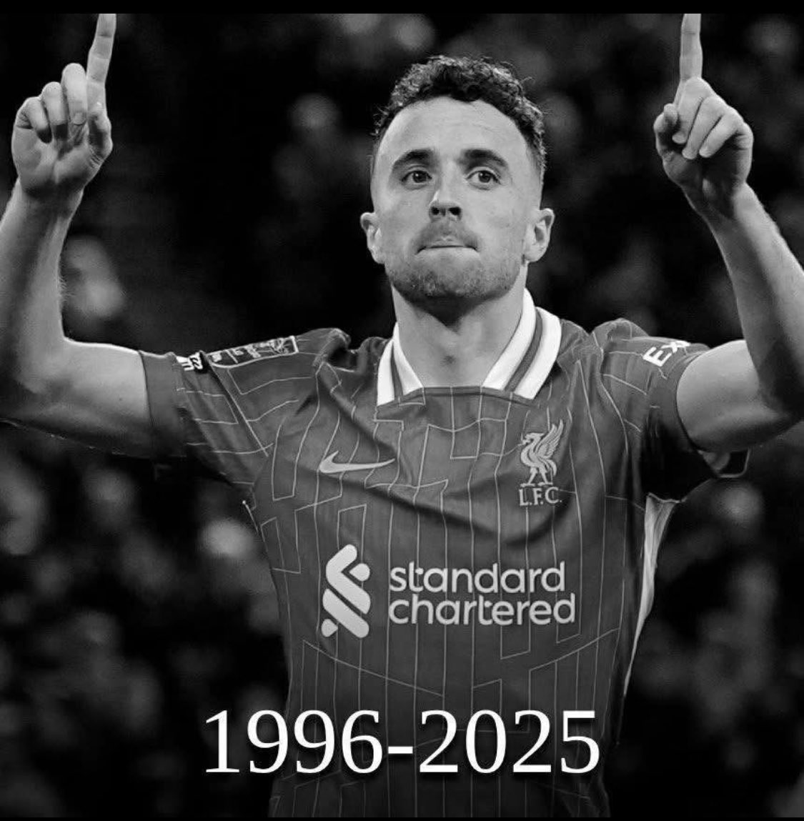 rowanknightsom's tweet photo. RIP 💔

Heartbreaking tragic news ❤️ 

When your son idolises a player. 

Bought and framed his signed shirt and hangs it proudly in his sports memorabilia room😭😭

Devastating news ❤️‍🩹😢

#20🏆20iconic

@DiogoJota18 https://t.co/8ZPs24yLDx