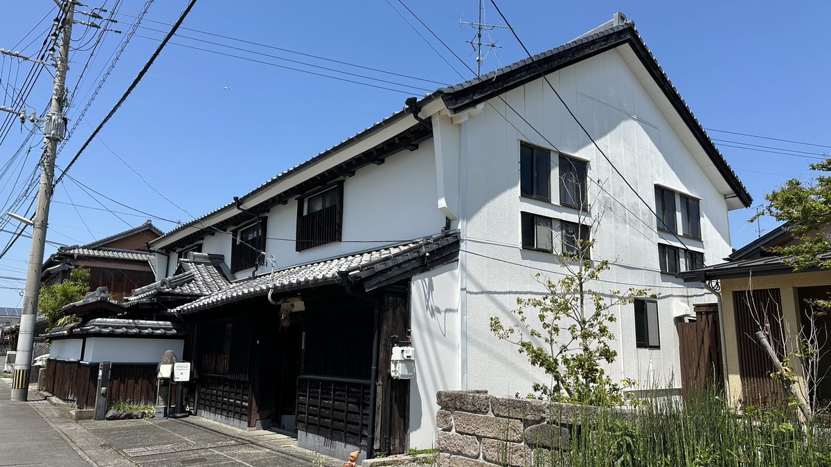 ────────
UNZEN調査の記録
────────
保里川邸と柚木伸一さん

江戸時代の旅籠の面影を残す保里川邸。かつて吉田松陰も泊まったと伝えられ、現在、母屋は登録有形文化財に。 

二階の一角にある書斎には、今は亡き前当主・柚木伸一さんが遺した絵画作品が多数保管されていました。