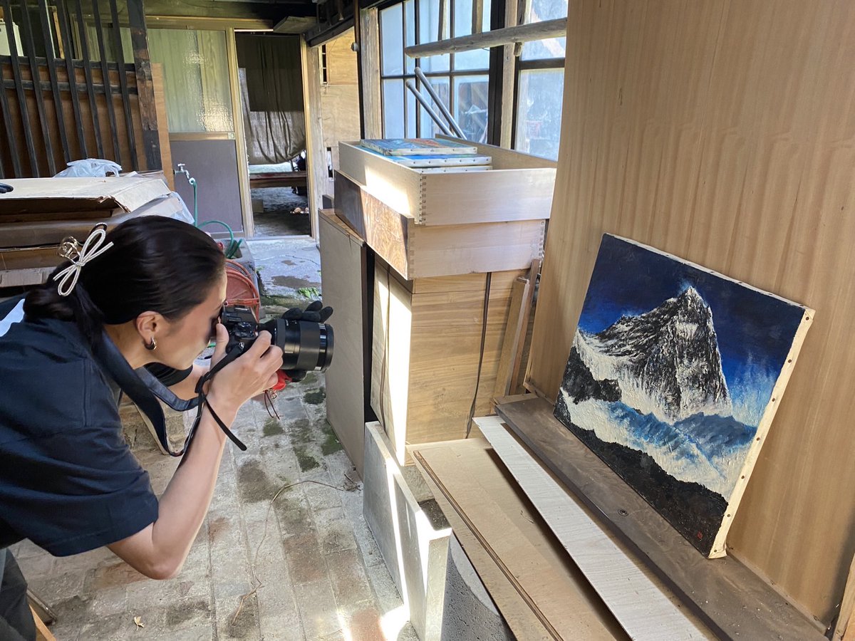 1969〜83年頃、ほぼ毎月展覧会を開催しながら、映画や舞台の制作、執筆・出版など、多彩な創作と企画にも取り組んでいた柚木さん。書斎に足を踏み入れた瞬間、その仕事量の凄まじさを実感。

ご家族のご協力のもと、まずは絵画作品のすべてを撮影させていただきました。

写真：砂守かずら <a href="/kzr_/">砂守かずら</a>