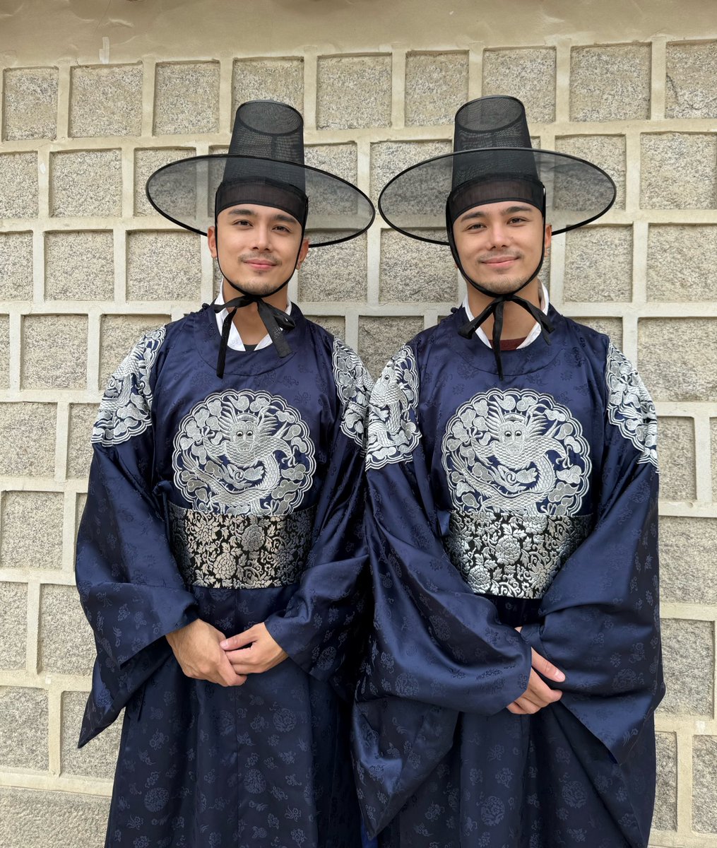 weebinuya's tweet image. Ka-DUO: Twinning in Hanbok 🇰🇷👬 #WhenInKorea #HanbokTwins