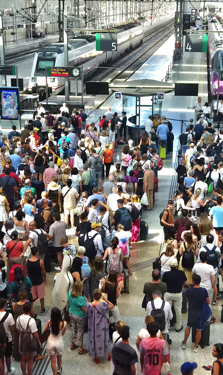 Así está la estación de AVE de Málaga. Una hora de retraso y es inaceptable que el caos ferroviario sea algo habitual.

Esto daña la marca #Andalucía. Y no es responsabilidad de los trabajadores, sino de sus gestores. 

¿Dónde está la vicepresidenta andaluza y sus explicaciones?