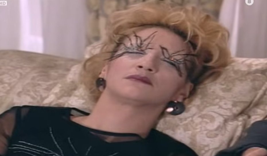 Ας ακούσω ένα true crime podcast να χαλαρώσω και αυτό το μεσημεράκι. 💀