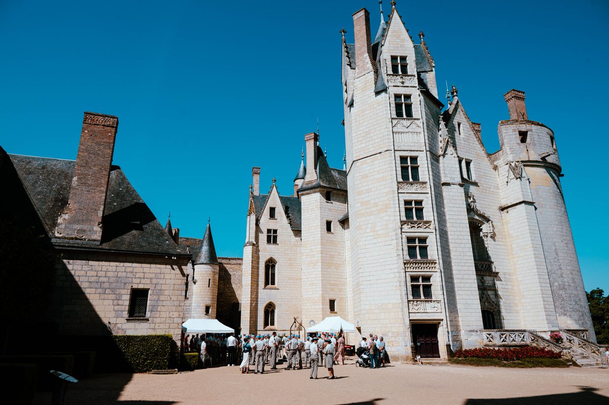 #TradisMilis, ce jour dans l'enceinte du château de Montreuil-Bellay s'est déroulée la passation de commandement du 2 escadron. Après 2 années à sa tête, le CNE Charles passe le fanion des dragons rouges au CNE Nicolas.
<a href="/CommandementALT/">Commandement appui et logistique de théâtre</a> - <a href="/BrigadeDuGenie/">Brigade du génie</a> - @armeedeterre
