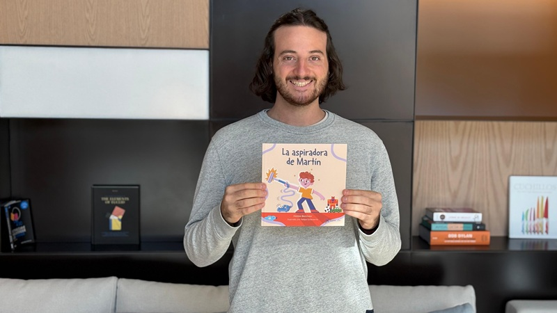 📚 Matías Benmaor, graduado de Comunicación Audiovisual en <a href="/UniversidadORT/">Universidad ORT Uruguay</a>, publicó La aspiradora de Martín, cuento ilustrado sobre libertad en la infancia.

“Lo encaré como un storyboard de un corto”, cuenta.

Leé la nota completa 👉bit.ly/graduado-libro…