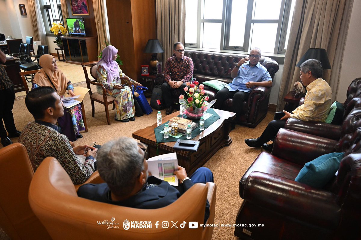Kunjungan ini mengeratkan hubungan antara SKM dan MOTAC sekaligus membuka ruang perbincangan yang konstruktif.

Klik facebook.com/share/p/1GeEQB…

#MyMOTAC #TaatSetia
#MySeniBudaya
#MalaysiaTrulyAsia #VM2026
#RancakkanMADANI #MADANIBekerja
#MalaysiaMADANI