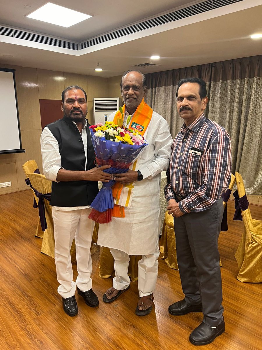 SrinivasGomase's tweet photo. ఎంపీ-రాజ్యసభ ,బిజెపి ఓబీసీ మోర్చా జాతీయ అధ్యక్షుడు 
*శ్రీ డాక్టర్ కె లక్ష్మణ్ గారికి* హృదయపూర్వక జన్మదిన శుభాకాంక్షలు💐💐💐

మీ నాయకత్వం,
స్ఫూర్తిదాయకం మరియు మీ నిబద్ధత సాధికారతను అందిస్తుంది.
పెద్దపల్లి పార్లమెంట్ బిజెపి కాంటెస్ట్ అభ్యర్థి 
*శ్రీనివాస్ గోమాసే  గారు* @drlaxmanbjp https://t.co/9nrZ6FRak7