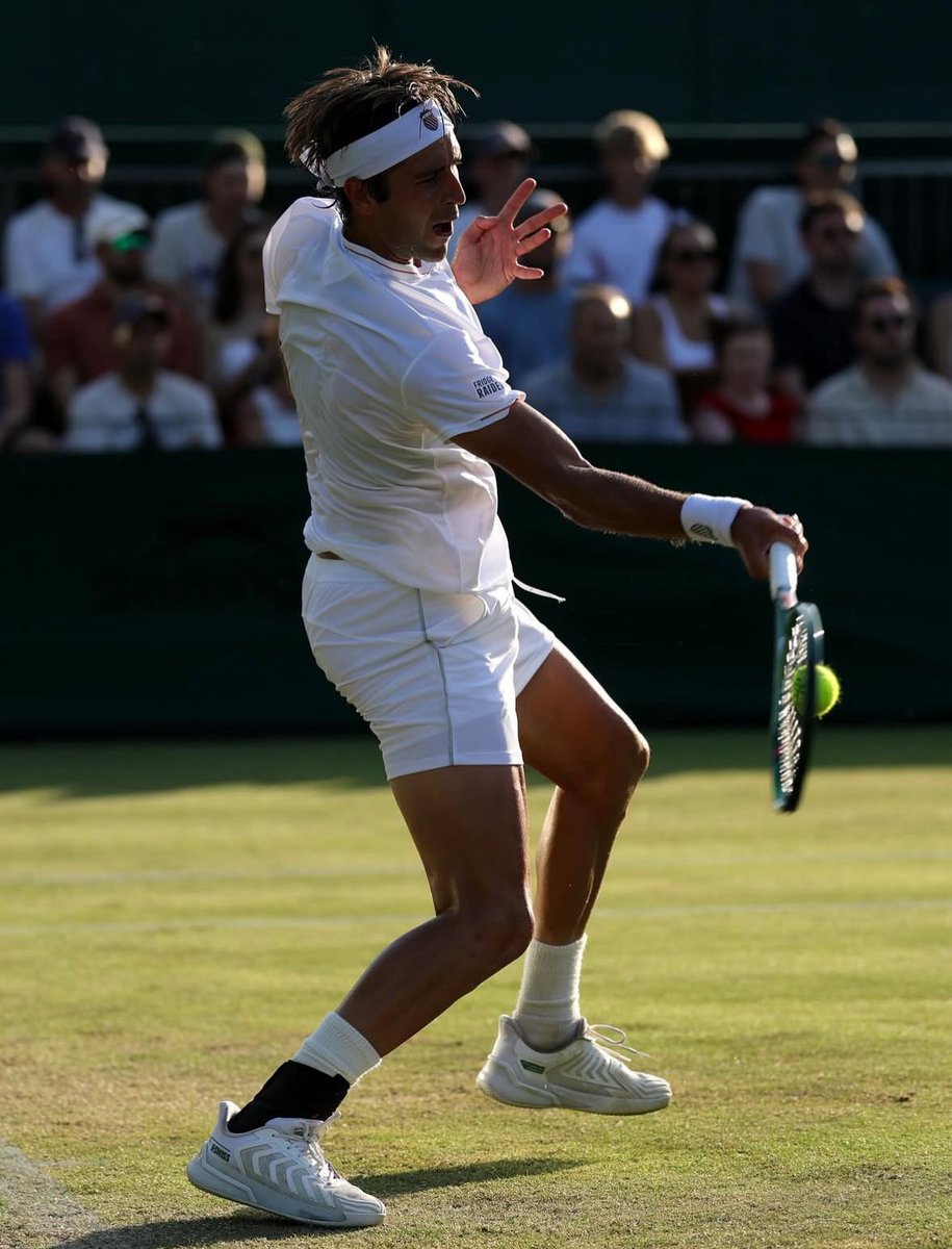 Triste por el resultado de este año en <a href="/Wimbledon/">Wimbledon</a> 🏴󠁧󠁢󠁥󠁮󠁧󠁿

No queda otra que seguir trabajando y recuperar energías para lo que resta del año.

Gracias a todos los que apoyan día a día. Volveremos más fuertes