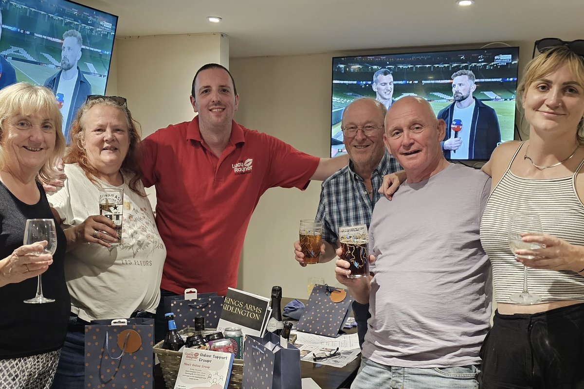 TheLRFoundation's tweet photo. We want to say a huge thank you to Steve, Adam and Nic for organising a charity pub quiz at The Kings Arms in Kidlington to fundraise for us!🙌

They raised an amazing £226.40 on the evening! We are so grateful for your support, it means a lot to us👏❤️

#LRF https://t.co/Ocoi3gIg5Z