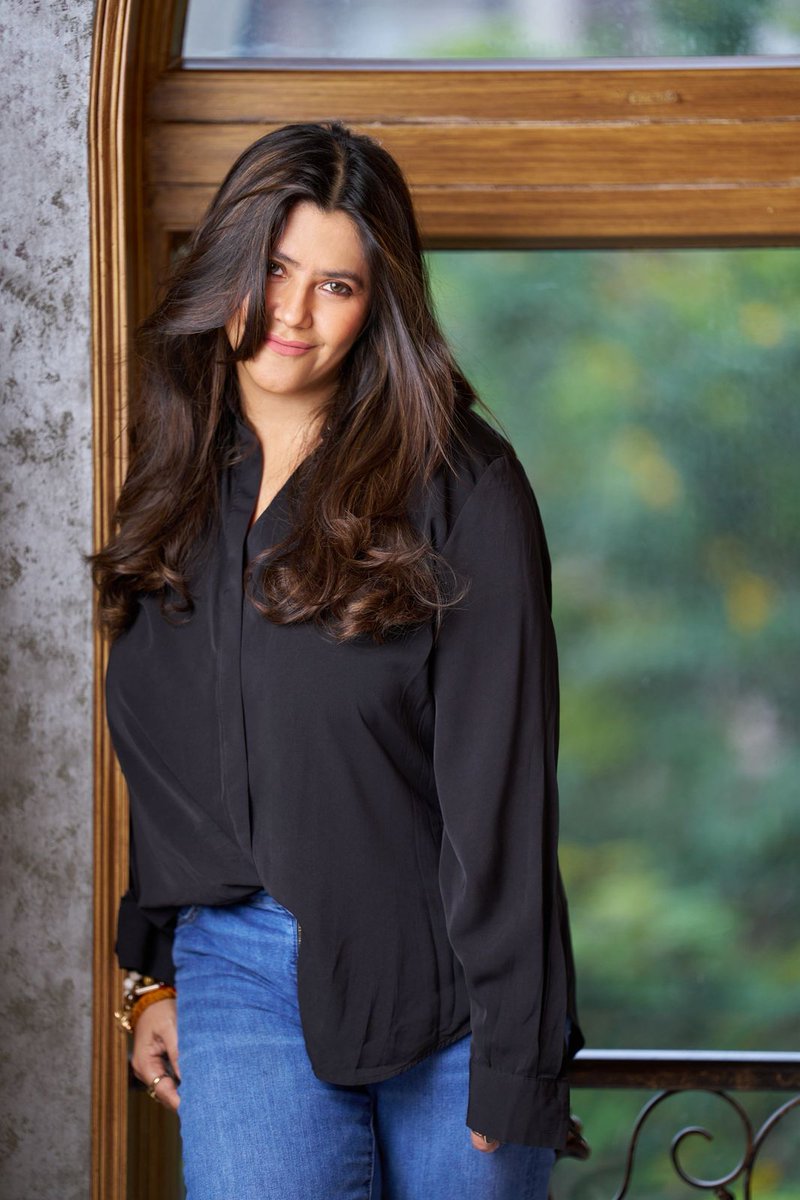 Congratulations @EktaarKapoor on 25 iconic years of Kyunki! No one’s redefined storytelling and taken risks like you have. India’s most fearless producer, bar none!
#25YearsOfKyunki