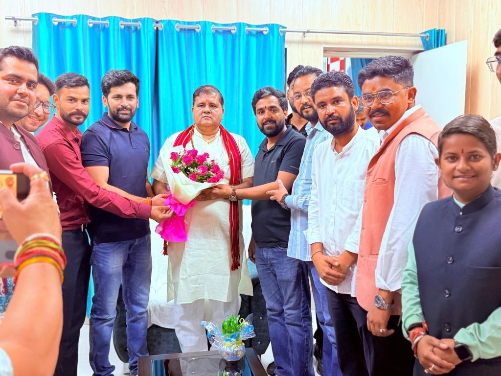 देहरादून में सहज, सरल हम सभी के मार्गदर्शक आदरणीय श्री महेंद्र भट्ट जी को पुनः प्रदेश अध्यक्ष निर्वाचित होने पर युवा मोर्चा साथियों संग बधाई व शुभकामनाएं प्रेषित करी। 

साथ में श्री नीरज पंत, श्री आशीष रावत, श्री देवेंद्र बिष्ट, श्री शांतनु रावत, श्री विकास डिमरी, श्री ऋषभ पाल,