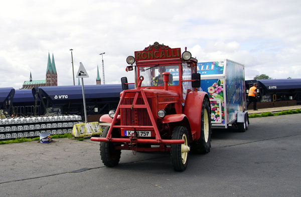 Der Roncalli-Zug hat Lübeck erreicht! dlvr.it/TLjLN1 #RoncalliZug #Lübeck #Zugreise #Eisenbahn #Verzögerungen
