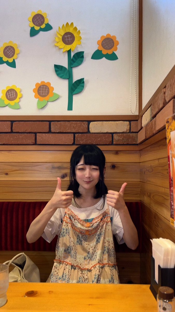 マッマと初コメダ行ったった^^
大してデカくないだろと思ってたけど、
ちゃんとコメダの洗礼受けた。
139cmのマッマとクソデカバーガー^^

詐欺だろコレ。