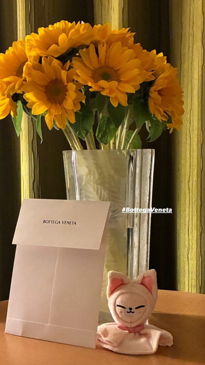 HyuninFocus's tweet photo. I.N's ig story             Hyunjin's painting https://t.co/9Eu1ft2Hao