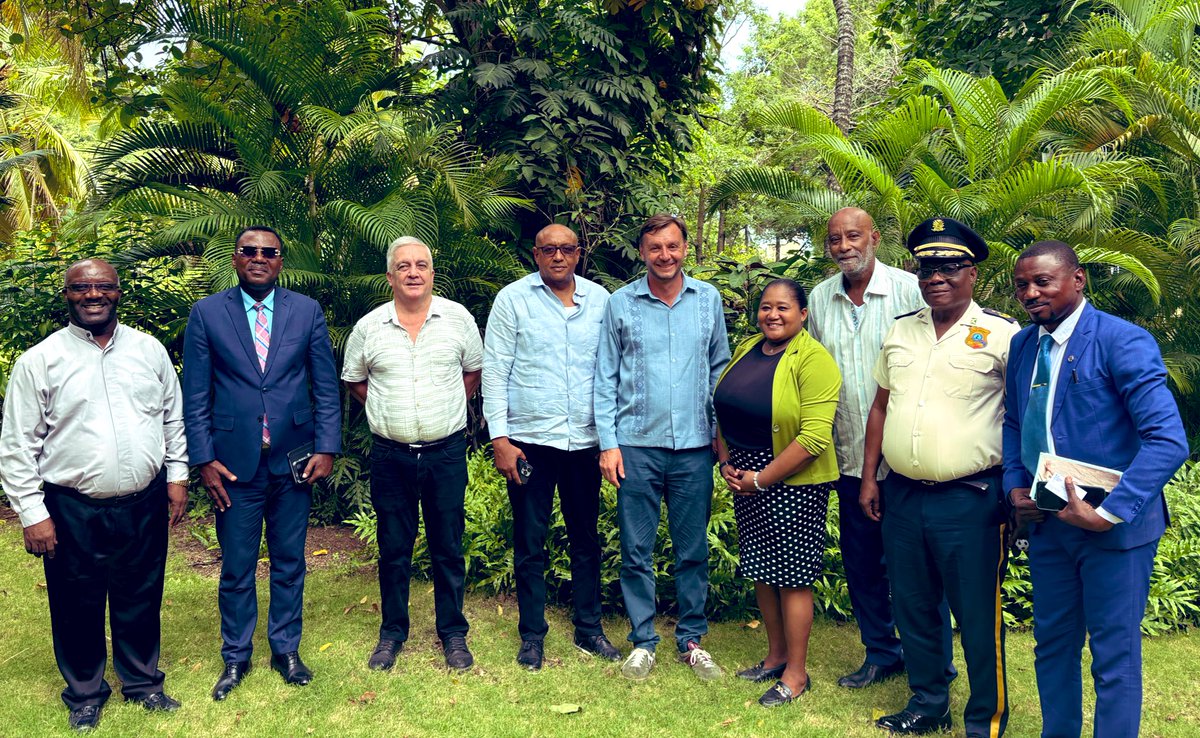 #SudEst | Entretien avec la mairesse de Jacmel et avec les autorités locales. 
Nous avons échangé sur la situation de la ville et du département, et les perspectives de renforcer la coopération française dans le département du Sud-Est.