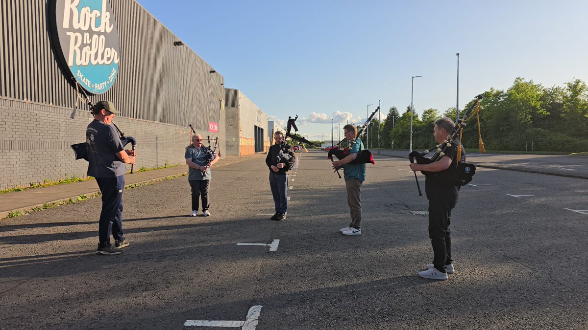 CCPG2023's tweet image. Some of the group out playing last night. Join us next Wednesday 9th, or Mons/Weds from 14th #chanter #pipes #sunshine #bagpipes #greathighlandbagpipe