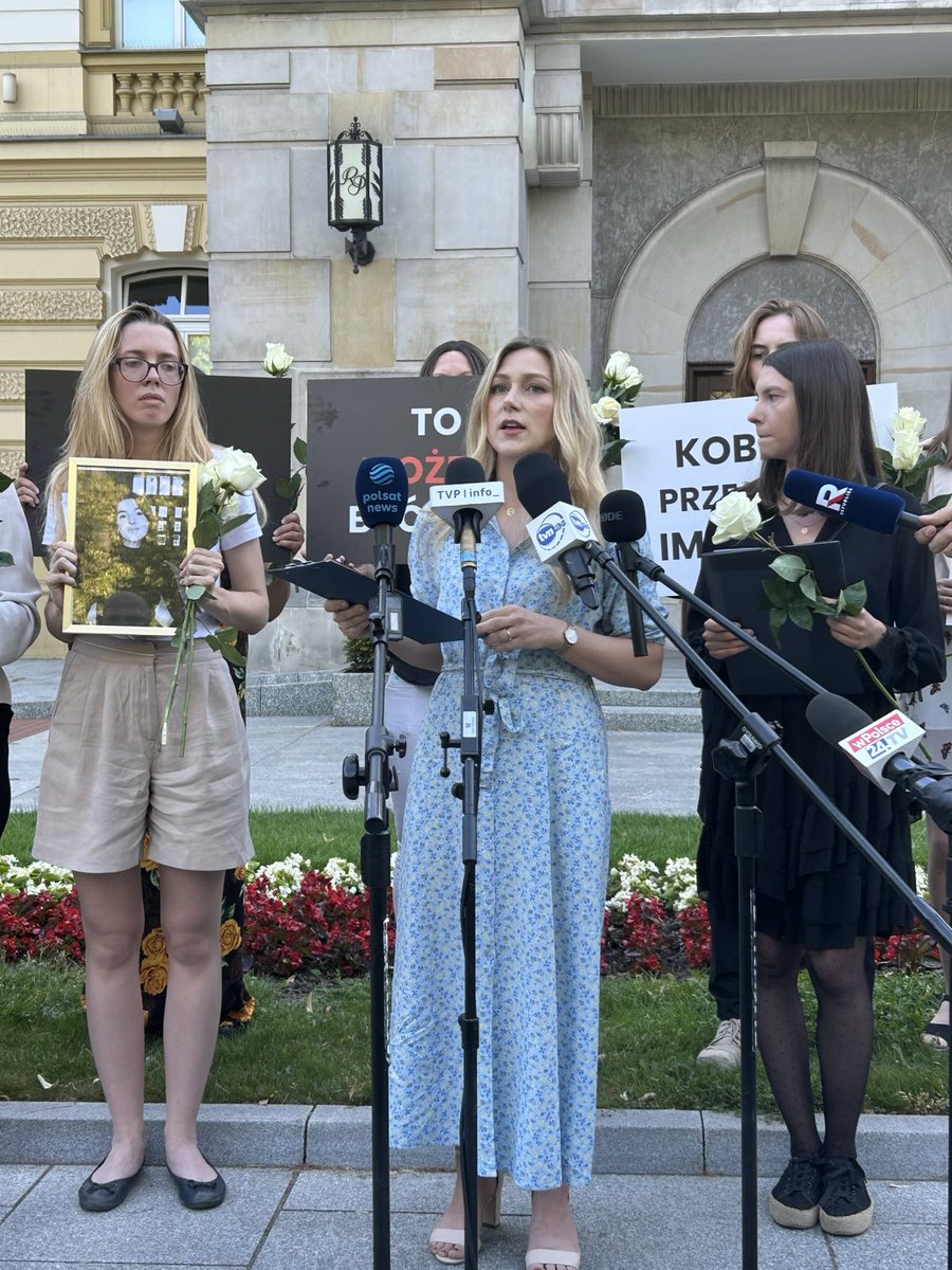 Barbara Ziemska (@barbaraziemska) on Twitter photo ✝️ Wczoraj pod gmachem KPRM <a href="/PremierRP/">Kancelaria Premiera</a> upamiętniłyśmy brutalnie zamordowaną Klaudię.
Informacja o jej śmierci dostała się do opinii publicznej z opóźnieniem i przeszła bez większego echa. Nie informowano też o makabrycznych szczegółach tej zbrodni. Obrończynie "praw kobiet" ✝️ Wczoraj pod gmachem KPRM <a href="/PremierRP/">Kancelaria Premiera</a> upamiętniłyśmy brutalnie zamordowaną Klaudię.
Informacja o jej śmierci dostała się do opinii publicznej z opóźnieniem i przeszła bez większego echa. Nie informowano też o makabrycznych szczegółach tej zbrodni. Obrończynie "praw kobiet"
