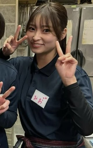 居酒屋バイトあるあるでバズってるこの子、グラビアやってるんだ... https://t.co/ud60qoSCIU