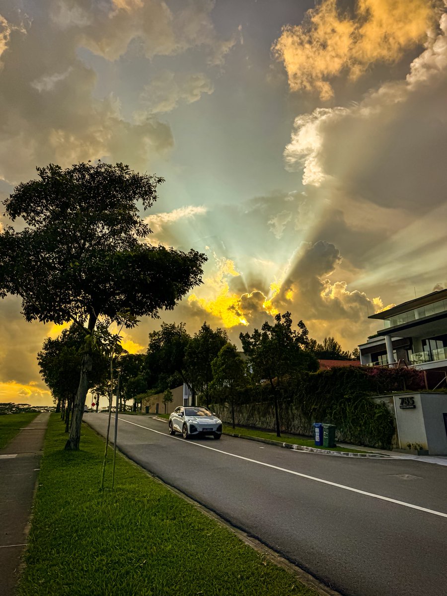 javanng's tweet photo. When the sky performs its final act! Sunset magic over Singapore this evening.
#singaporesunset #sunsetoftheday #singapore #thisissg #goldenhour #raysoflight #skyscape #cityvibes https://t.co/QEx5OGn37U