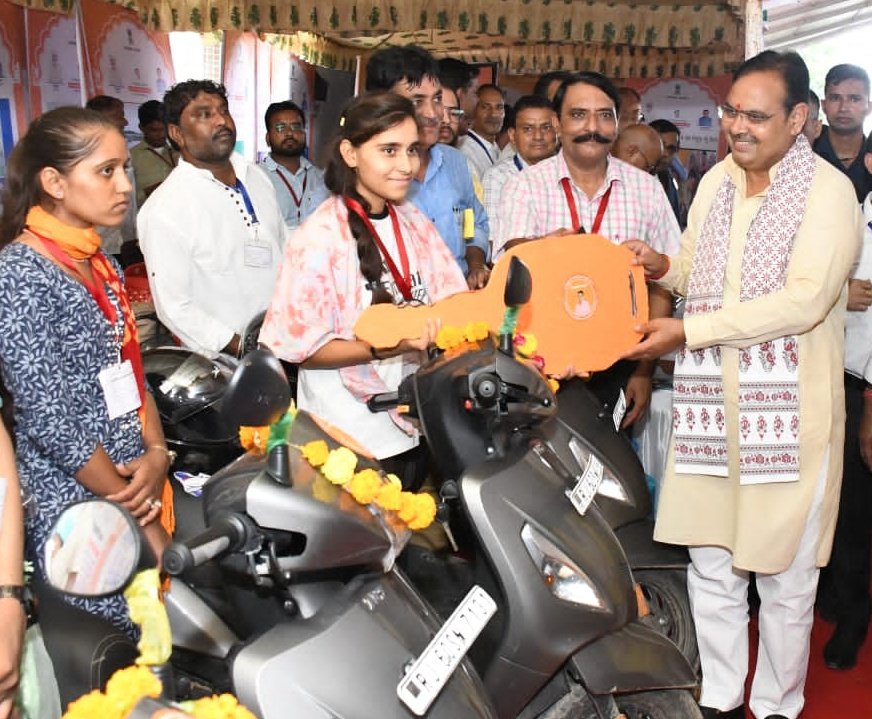 dmsawaimadhopur's tweet photo. #Sawaimadhopur
मुख्यमंत्री श्री @BhajanlalBjp ने 
राजकीय उच्च माध्यमिक विद्यालय बालेर,खण्डार में आयोजित पंडित दीनदयाल उपाध्याय #अंत्योदय_संबल_पखवाड़ा शिविर का अवलोकन कर जनकल्याणकारी योजनाओं के लाभार्थियों से संवाद किया।
@DIPRRajasthan @RajGovOfficial
@RajCMO @KumariDiya https://t.co/7eQurqBo9O