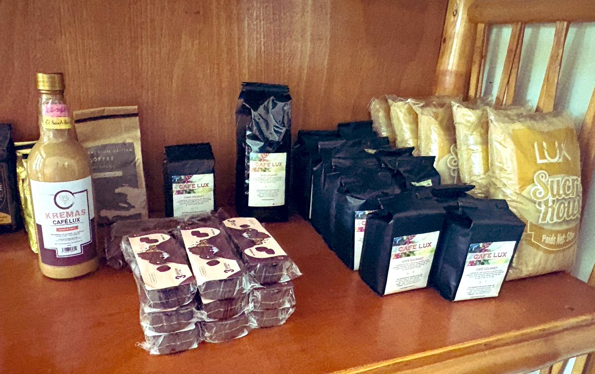 #SudEst | Visite de l’entreprise de torréfaction Café Lux.
Le café produit par des milliers de petits producteurs de la région de Thiotte est torréfié à Jacmel avant d’être commercialisé dans tout le pays et à l’étranger.
#Productionnationale