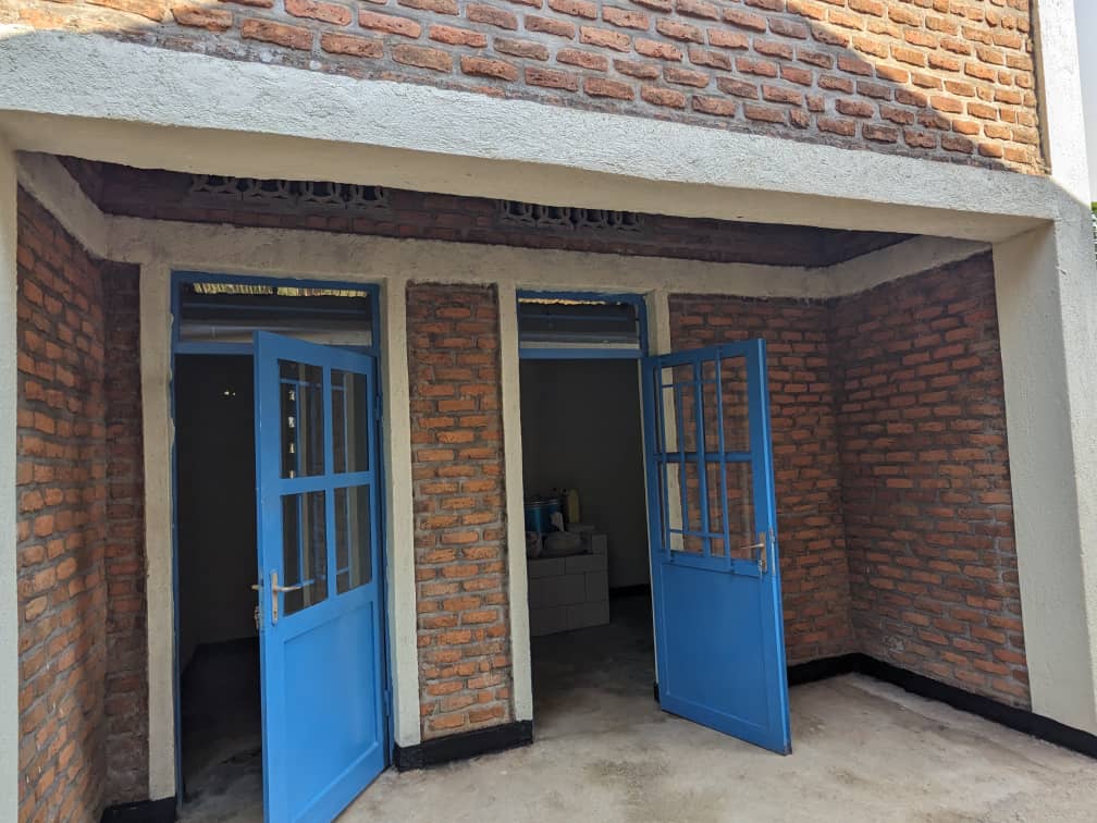 Nyarugenge District (@nyarugenge) on Twitter photo Umuyobozi Nshingwabikorwa w'Akarere <a href="/AlexisIngangare/">ingangare alexis</a> ari kumwe n'abagize Inzego z'Umutekano n'abaturage batashye Irerero ry’abana bato ryubatswe ku bufanye bw'Ingabo na Police mu mudugudu wa Makaga, Akagari ka Rwesero, Umurenge wa Kigali. Abaturage bishimiye ko begerejwe irerero Umuyobozi Nshingwabikorwa w'Akarere <a href="/AlexisIngangare/">ingangare alexis</a> ari kumwe n'abagize Inzego z'Umutekano n'abaturage batashye Irerero ry’abana bato ryubatswe ku bufanye bw'Ingabo na Police mu mudugudu wa Makaga, Akagari ka Rwesero, Umurenge wa Kigali. Abaturage bishimiye ko begerejwe irerero