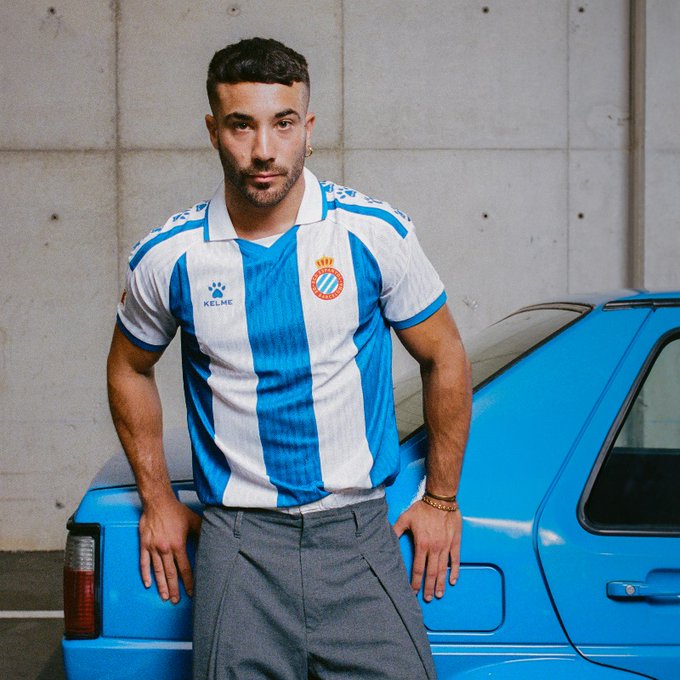 Están haciendo un mercado top... y van y sacan este CAMISETÓN.

¿Qué está siendo lo del <a href="/RCDEspanyol/">RCD Espanyol de Barcelona</a>? 🔝🔥