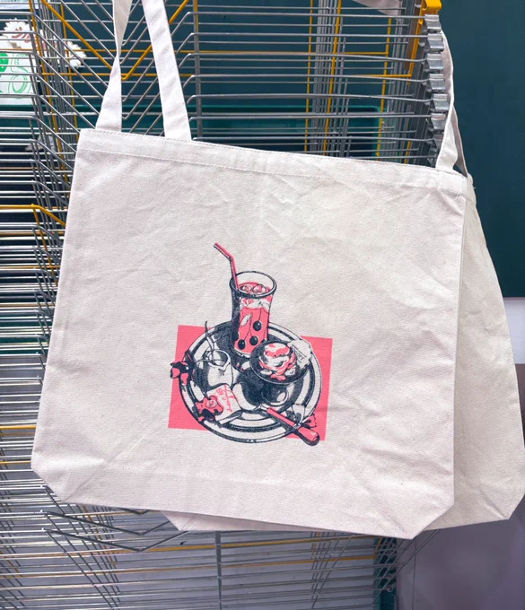 🄽🄴🅆 ​ 🄶🄾🄾🄳🅂 気まぐれ制作Tシャツ&amp;トートバッグ 暑!と思って急きょ気まぐれに作った半袖Tシャツなどです 一枚一枚手刷りのシルクスクリーンなので、色の濃さの違いやズレが全部違う仕様になってます いっぱい失敗して枚数少なめ悲、 #デザフェス61 #デザフェス