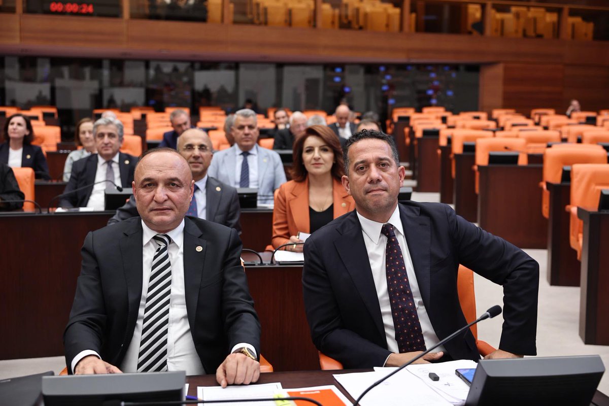 📍 TBMM

Kamu kurumlarında yıllardır özveriyle görev yapan Yardımcı Hizmetler Sınıfı personeli, eğitim ve liyakatlarına uygun olarak Genel İdari ve Teknik Hizmetler Sınıfı'na geçiş hakkını talep ediyor. Bu, bir lütuf değil; anayasal eşitlik ve adalet çağrısıdır.

Ne var ki