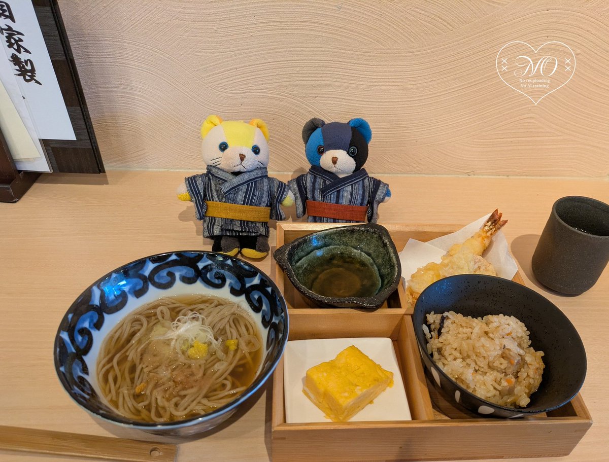 73donguri's tweet photo. 🍥「🍥🍅の日、おめでとうだってばよ！ 🍅ベアとご馳走を食べてきたぞ」
🍅「ラーメンをリクエストされたが、暑いので蕎麦にした」
🍥「 ベアッ…」
🍅「天ぷらはサクサクで、だし巻き卵も絶品だった。デザートは食っていいぞ」
🍥「苺かけムースだってばよ！」
#ナルサス https://t.co/VR8ZnBssFg
