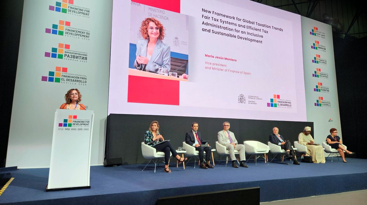mjmonteroc's tweet image. Hoy hemos mantenido un inspirador y fructífero debate sobre la necesidad de avanzar hacia un modelo fiscal global más progresivo, más justo y eficiente para reducir la desigualdad. Gracias a @JosephEStiglitz @mariomarcelc @aminatatoureklk por sus reflexiones en el #FFD4Sevilla.