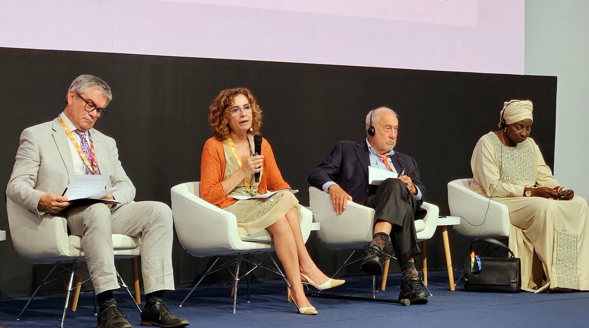 mjmonteroc's tweet image. Hoy hemos mantenido un inspirador y fructífero debate sobre la necesidad de avanzar hacia un modelo fiscal global más progresivo, más justo y eficiente para reducir la desigualdad. Gracias a @JosephEStiglitz @mariomarcelc @aminatatoureklk por sus reflexiones en el #FFD4Sevilla.