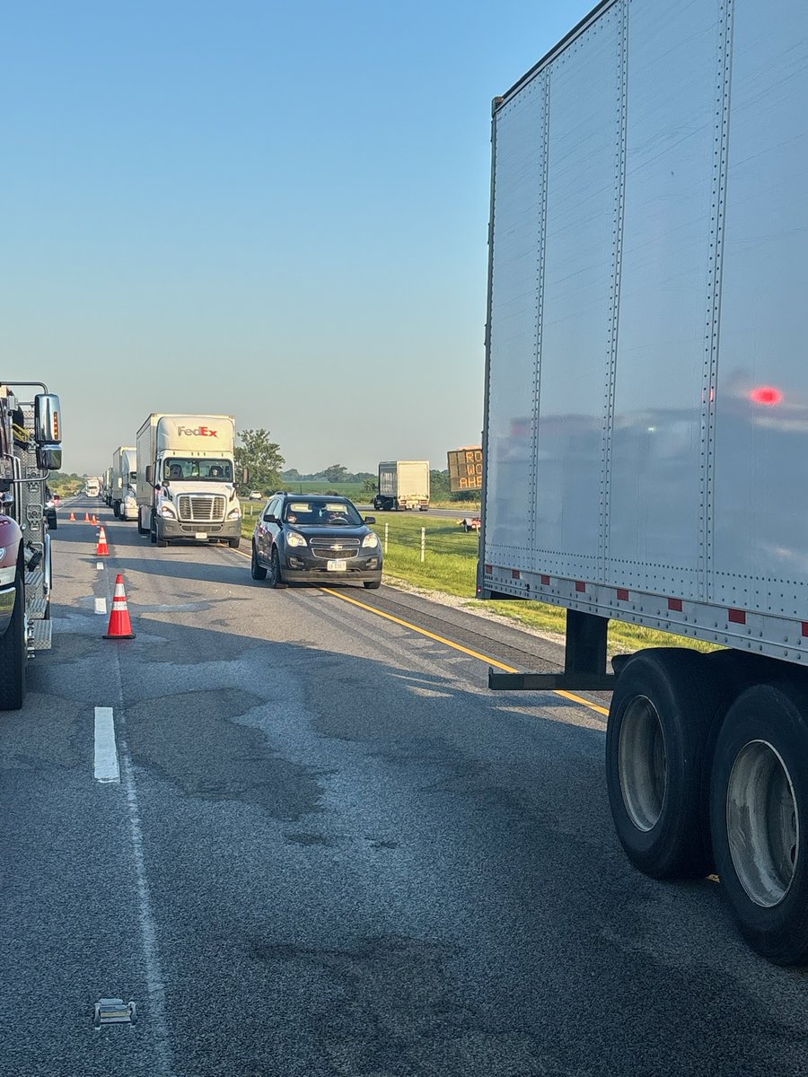 HancockIN911's tweet image. π¨ 70 Hancock Co Update π¨
One lane opened to allow traffic behind the backup to start moving. It will be a while before traffic is completely open β³
Detour is US 40 East - best option MM 96 Mt Comfort exit to EB 40
@WIBCTraffic @WISHNews8 @FOX59 @CBS4Indy @WTHRcom @wrtv