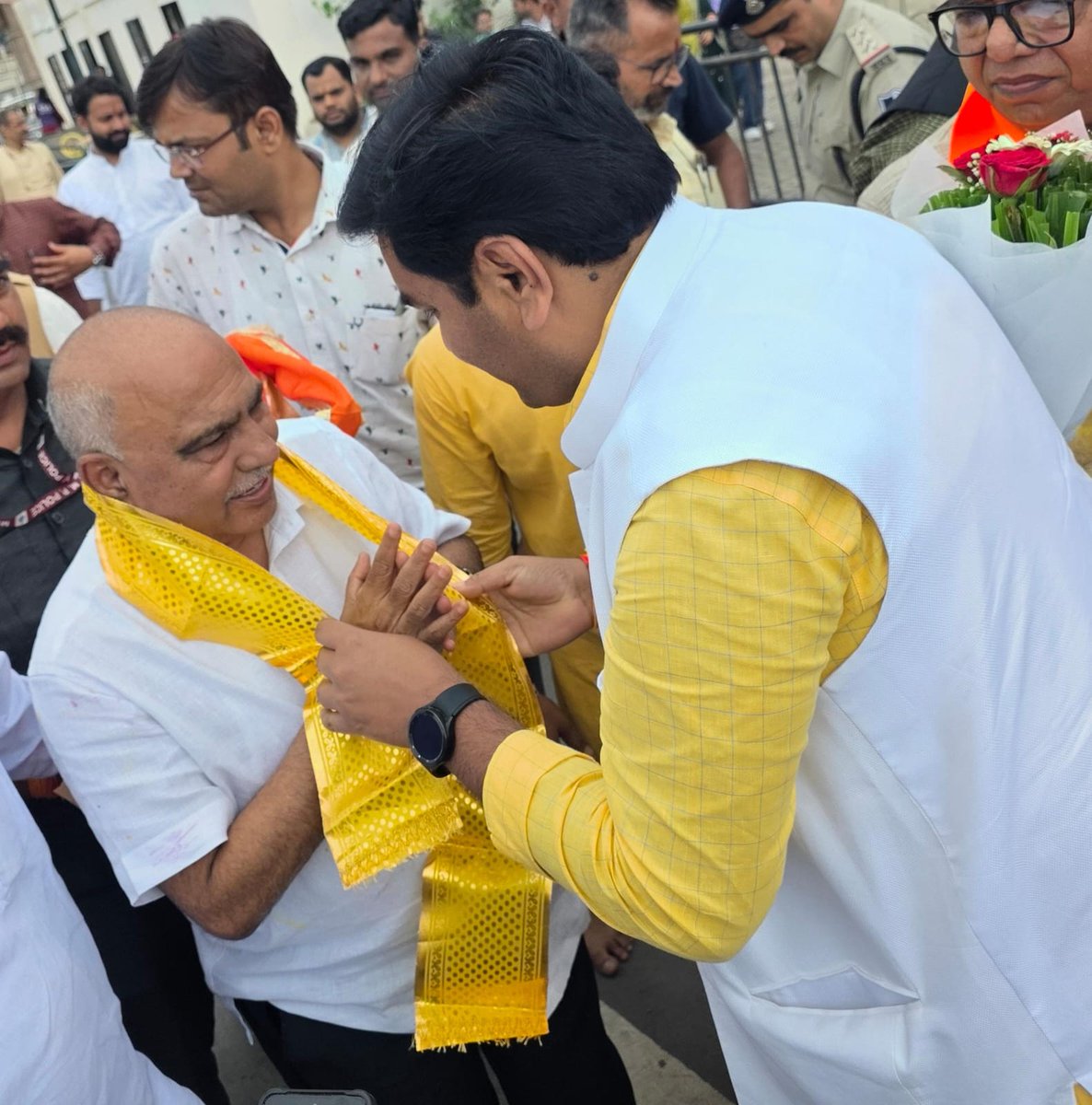 भारतीय जनता पार्टी मध्य प्रदेश के नवनिर्वाचित प्रदेश अध्यक्ष माननीय श्री <a href="/Hkhandelwal1964/">Hemant Khandelwal</a> जी से सौजन्य भेंट कर,स्वयं की ओर से एवं <a href="/bjpforsatna/">BJP4Satna</a> की ओर से हार्दिक बधाई एवं शुभकामनाएं प्रेषित की।

आपकी सादगी, विद्वत्ता एवं संगठन के प्रति आपकी निष्ठा हम सभी के लिए प्रेरणास्रोत रही है।