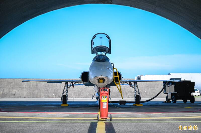 ltntw's tweet photo. 此次RF-5E的除役，也象徵在台灣服役一甲子的F-5「老虎」系列戰機，將悉數揮別台灣的天空。

【辛苦了！空軍RF-5E偵察機最後戰備身影曝光】
https://t.co/IKyVM0JN52

#RF5E #偵察機 #空軍 #國防 #Taiwan #台湾 https://t.co/VrBl8lqII2