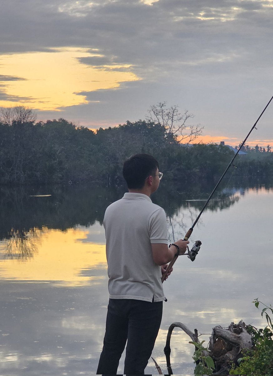 人生就像一场钓鱼，你永远不知道哪一秒会有收获，但真正决定你能不能‘钓到’的，从来不是运气，而是你愿不愿意一直站在那里