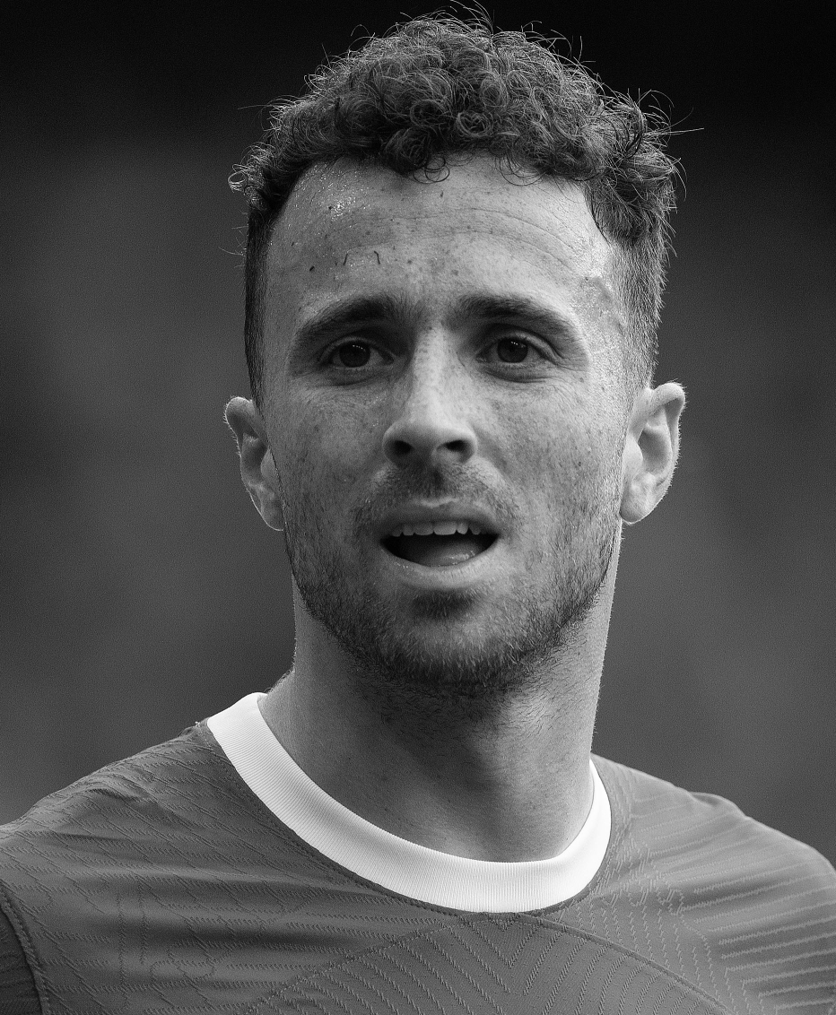 Fótboltamenn eru meðal stærstu fyrirmynda í dag – og á einhvern óskýran hátt tilheyra þeir okkur, stuðningsmönnum.

Þess vegna skellur fráfall Diogo Jota svo nærri.
Því sorglegra verður það varla. 

Hvíl í friði 🤍