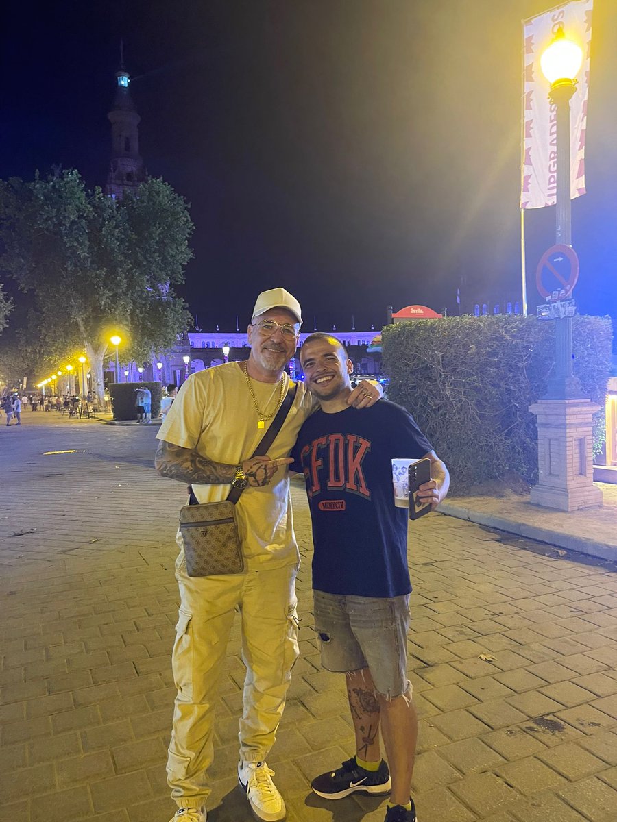 gonzalez_salvi's tweet photo. Ir a Sevilla y ver a Cypress Hill está muy guapo, pero si le sumas cerrar la noche encontrándote al Zatu... es otro rollo https://t.co/i86D2f8a1d