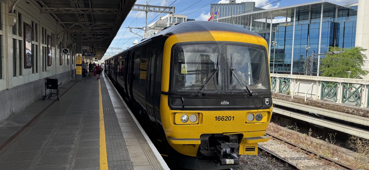 Percypotter49's tweet image. #class166 201 1F17 1230 Cardiff Central to Portsmouth Harbour @ Cardiff central