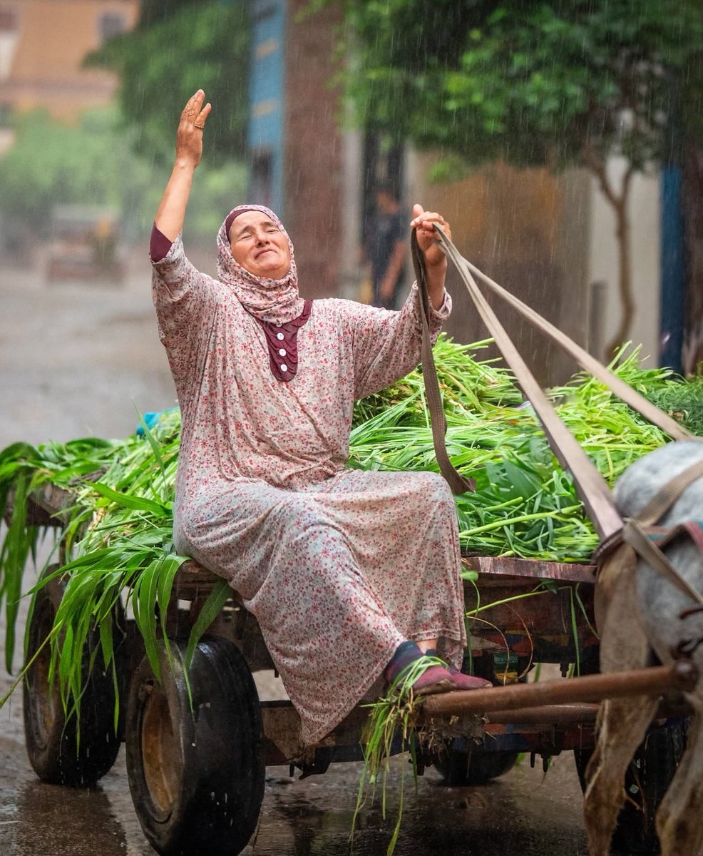 العيون مغمضة لكن قلبها مفتوح للسما. 
😍